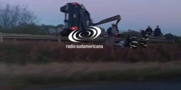 Camioneta volcó sobre la Autovía 14 y terminó arriba del guardarraíl