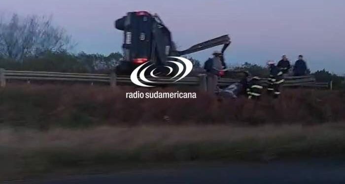Camioneta volcó sobre la Autovía 14 y terminó arriba del guardarraíl