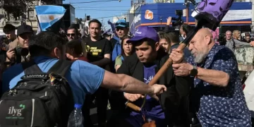 Hay dos detenidos por la agresión a Milei en Lomas de Zamora