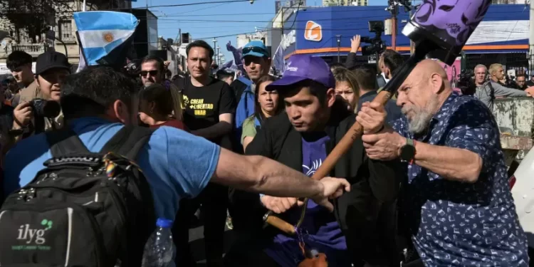 Hay dos detenidos por la agresión a Milei en Lomas de Zamora