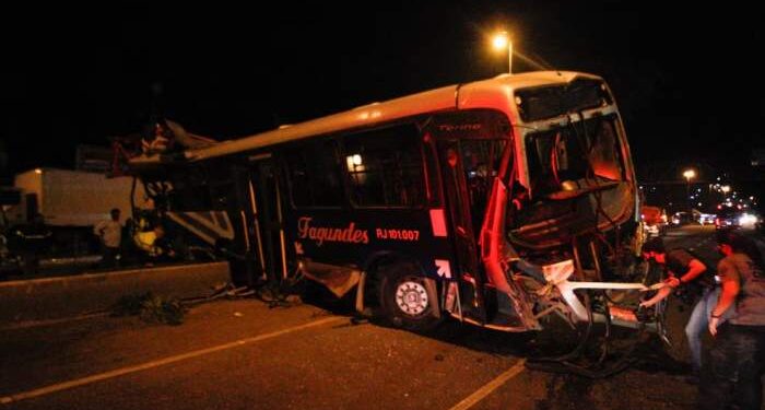 Brasil: choque entre un camión y un colectivo dejó 11 muertos