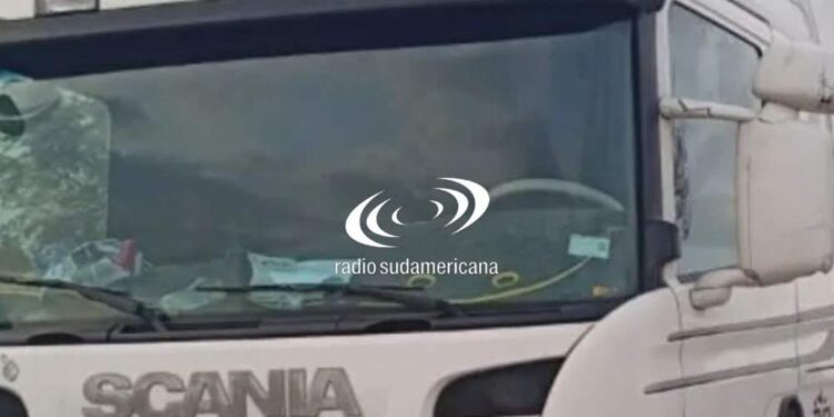 Iba en el acoplado de un camión, movió cables y murió electrocutado