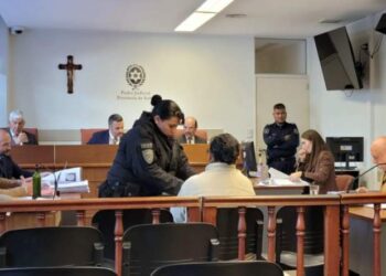 Juzgan a una mujer por el crimen de su hijo de 11 años