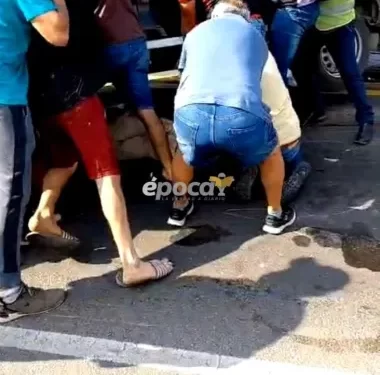Impresionante rescate de uno de los heridos en el puente