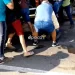 Impresionante rescate de uno de los heridos en el puente