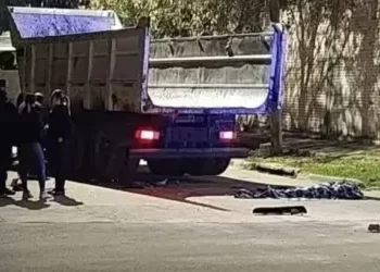 Adolescente que manejaba una moto murió aplastado por un camión municipal en Goya
