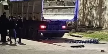 Adolescente que manejaba una moto murió aplastado por un camión municipal en Goya