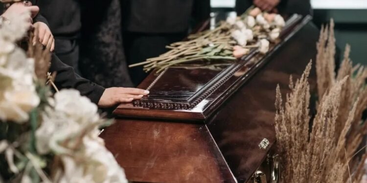 Un joven irrumpió en su propio velorio al grito de “estoy vivo”