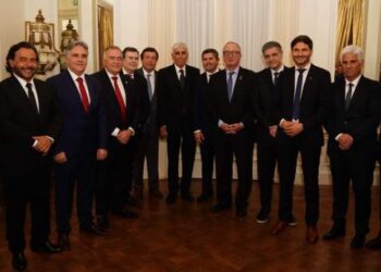 Valdés junto a gobernadores participaron del aniversario de Clarín