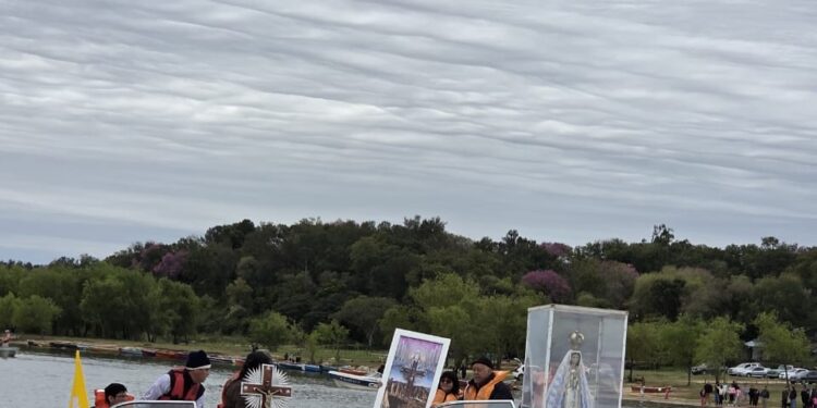 Procesión náutica de la Virgen de Itatí y el Señor Hallado