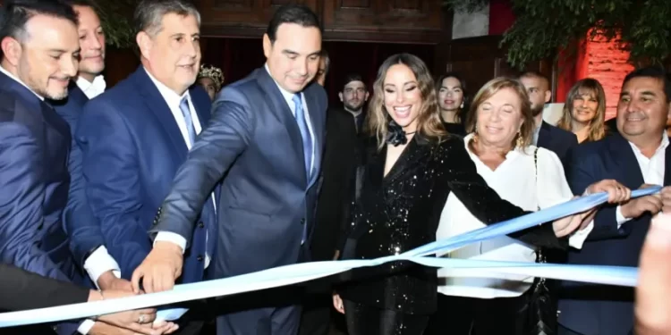 Para federalizar el arte, Gustavo Valdés reabrió el Centro Cultural Esquina
