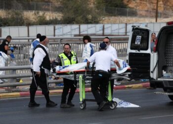 Ataque terrorista en Jerusalén: hay seis muertos por un tiroteo en una parada de micros