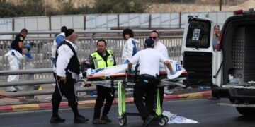 Ataque terrorista en Jerusalén: hay seis muertos por un tiroteo en una parada de micros