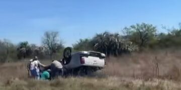 Esquina: volcó una camioneta sobre Ruta Nacional Nº 12