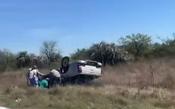 Esquina: volcó una camioneta sobre Ruta Nacional Nº 12
