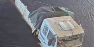 Santo Tomé: un camión cayó al río tras chocar con un automóvil