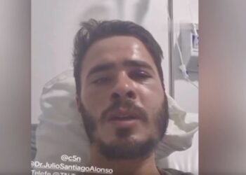 Lo confundió con un libertario y le rompió la mandíbula de un golpe