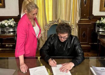 Javier Milei firmó el veto a la ley de financiamiento universitario y lo envió al Congreso