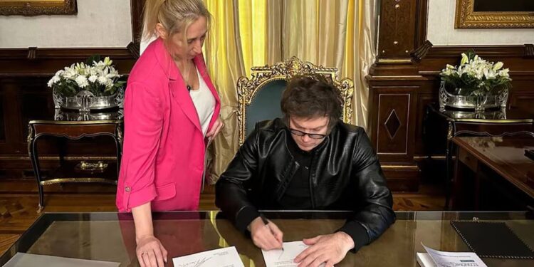 Javier Milei firmó el veto a la ley de financiamiento universitario y lo envió al Congreso