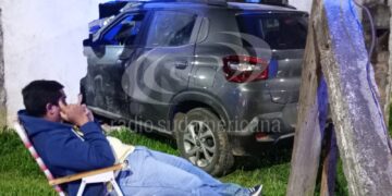 Un automóvil chocó contra una casa: “Rompieron todas mis cositas”