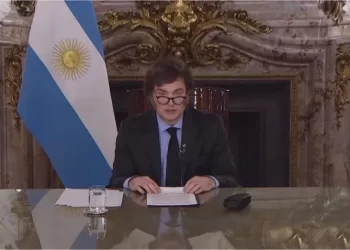 El Comité Ejecutivo de la Entidad Binacional Yacyretá (EBY) confirmó la continuidad de las obras de maquinización del brazo Aña Cuá, luego de aprobar de forma definitiva las garantías presentadas por el consorcio Aña Cuá WRT, integrado por las empresas Webuild, Rovella y Tecnoedil.  La reunión, celebrada en Asunción, fue encabezada por los directores ejecutivos de ambas márgenes, Luis Benítez Cuevas (Paraguay) y Alfonso Peña (Argentina), quienes destacaron el avance técnico y administrativo alcanzado, que garantiza la reanudación plena de los trabajos.  La continuidad de Aña Cuá representa un paso clave para el desarrollo energético y económico de la región. La obra permitirá incrementar la capacidad de generación eléctrica de Yacyretá en un valor estimado de USD 80 millones anuales, fortaleciendo la matriz energética binacional y contribuyendo a la sustentabilidad económica de la Entidad.  Además, el proyecto impulsará la reactivación productiva en las ciudades de Ayolas (Paraguay) e Ituzaingó (Argentina), a través de la contratación de más de 900 trabajadores y la movilización de proveedores locales de bienes y servicios, generando un efecto multiplicador en ambas márgenes del río Paraná.  Los directores señalaron también que los componentes electromecánicos presentan un grado de avance muy significativo, lo que permitirá que la primera de las tres turbinas Kaplan entre en funcionamiento durante el año 2028.  “Estamos muy contentos por este paso trascendental que estamos dando. Aña Cuá representa mucho para nuestros dos países: más trabajo, más ingresos, más comercio y, sobre todo, más energía, que es lo que necesitamos para desarrollarnos y atraer inversiones industriales”, expresó el director paraguayo Luis Benítez Cuevas.  Por su parte, el director ejecutivo argentino, Alfonso Peña, subrayó el valor estratégico de la obra y su alineamiento con los objetivos de desarrollo federal y eficiencia en la gestión:  “La continuidad de Aña Cuá refleja una decisión política firme y sostenida: avanzar con proyectos que generan energía limpia, empleo genuino y desarrollo federal. Bajo una lógica de eficiencia, transparencia y responsabilidad en la gestión, este emprendimiento fortalece la integración con la República del Paraguay y demuestra que, cuando los recursos se administran con criterio y visión, es posible concretar obras que transforman realidades y promueven el progreso de ambos países”.