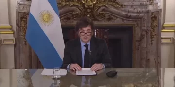 El Comité Ejecutivo de la Entidad Binacional Yacyretá (EBY) confirmó la continuidad de las obras de maquinización del brazo Aña Cuá, luego de aprobar de forma definitiva las garantías presentadas por el consorcio Aña Cuá WRT, integrado por las empresas Webuild, Rovella y Tecnoedil.  La reunión, celebrada en Asunción, fue encabezada por los directores ejecutivos de ambas márgenes, Luis Benítez Cuevas (Paraguay) y Alfonso Peña (Argentina), quienes destacaron el avance técnico y administrativo alcanzado, que garantiza la reanudación plena de los trabajos.  La continuidad de Aña Cuá representa un paso clave para el desarrollo energético y económico de la región. La obra permitirá incrementar la capacidad de generación eléctrica de Yacyretá en un valor estimado de USD 80 millones anuales, fortaleciendo la matriz energética binacional y contribuyendo a la sustentabilidad económica de la Entidad.  Además, el proyecto impulsará la reactivación productiva en las ciudades de Ayolas (Paraguay) e Ituzaingó (Argentina), a través de la contratación de más de 900 trabajadores y la movilización de proveedores locales de bienes y servicios, generando un efecto multiplicador en ambas márgenes del río Paraná.  Los directores señalaron también que los componentes electromecánicos presentan un grado de avance muy significativo, lo que permitirá que la primera de las tres turbinas Kaplan entre en funcionamiento durante el año 2028.  “Estamos muy contentos por este paso trascendental que estamos dando. Aña Cuá representa mucho para nuestros dos países: más trabajo, más ingresos, más comercio y, sobre todo, más energía, que es lo que necesitamos para desarrollarnos y atraer inversiones industriales”, expresó el director paraguayo Luis Benítez Cuevas.  Por su parte, el director ejecutivo argentino, Alfonso Peña, subrayó el valor estratégico de la obra y su alineamiento con los objetivos de desarrollo federal y eficiencia en la gestión:  “La continuidad de Aña Cuá refleja una decisión política firme y sostenida: avanzar con proyectos que generan energía limpia, empleo genuino y desarrollo federal. Bajo una lógica de eficiencia, transparencia y responsabilidad en la gestión, este emprendimiento fortalece la integración con la República del Paraguay y demuestra que, cuando los recursos se administran con criterio y visión, es posible concretar obras que transforman realidades y promueven el progreso de ambos países”.