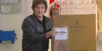 En medio de un fuerte operativo, Javier Milei votó en Almagro y se fue sin dar declaraciones
