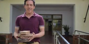 Vive en Corrientes, ideó un innovador ladrillo ecológico con maples de huevos y es furor