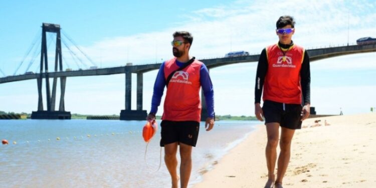 Abren convocatoria para ser guardavidas de las playas en Corrientes: cómo inscribirse