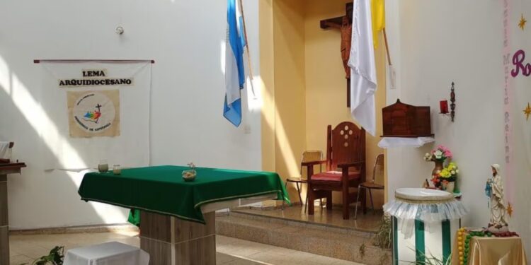 Ladrones vandalizaron una capilla de Córdoba: tiraron las hostias al piso y se llevaron el vino de misa