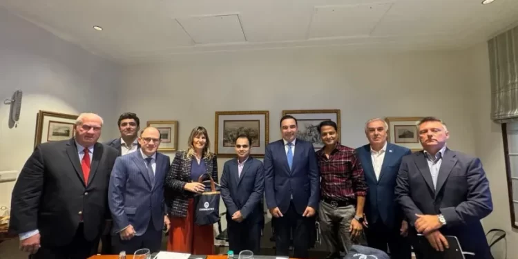 En Nueva Delhi, Valdés expuso el potencial maderero de Corrientes a fin de fortalecer los vínculos comerciales