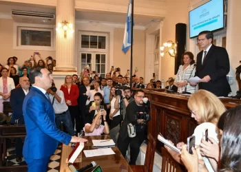 Valdés juró como senador y anticipó que impulsará iniciativas sobre producción e industrialización