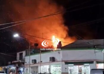 Un rayo cayó en un árbol y generó un feroz incendio en una vivienda