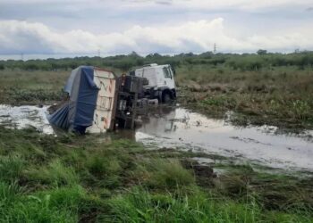 Camión cargado con piedras despistó y volcó en Ruta 12