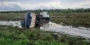 Camión cargado con piedras despistó y volcó en Ruta 12