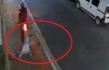 Violento ataque de motochorro a una mujer en pleno centro de Corrientes