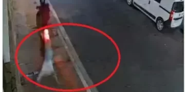 Violento ataque de motochorro a una mujer en pleno centro de Corrientes
