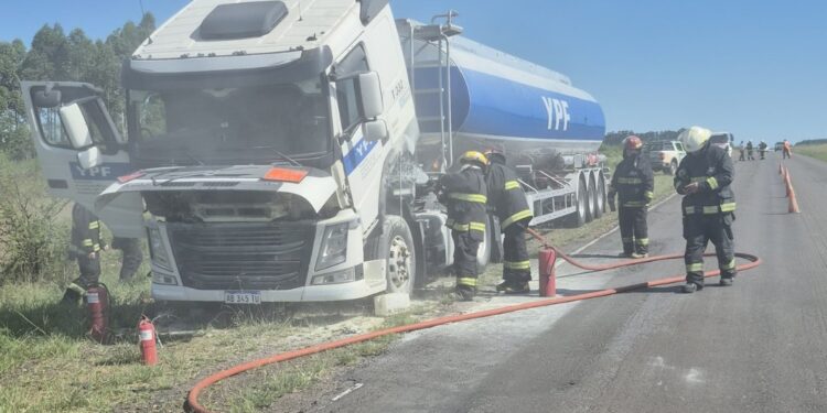 Juan Pujol: un camión cisterna se prendió fuego en la Ruta Nº 14
