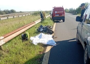 Un chico de 14 años manejaba una moto en la ruta y murió tras un despiste