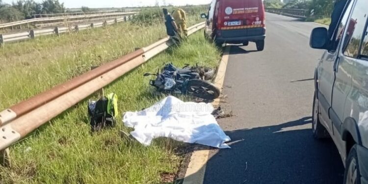 Un chico de 14 años manejaba una moto en la ruta y murió tras un despiste