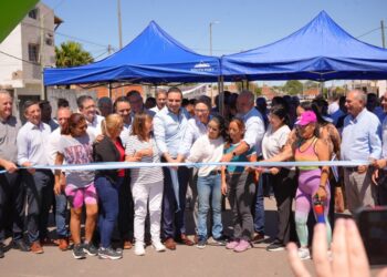 Valdés inauguró obras de infraestructura en barrios de Capital