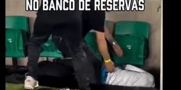 Locura por Neymar: un fanático invadió el campo y empujó a un futbolista del Santos contra los bancos de suplentes por error