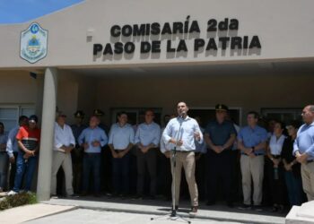 Valdés entregó 10 viviendas e inauguró una nueva Comisaría en Paso de la Patria