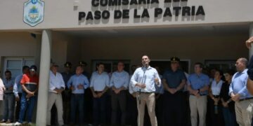 Valdés entregó 10 viviendas e inauguró una nueva Comisaría en Paso de la Patria