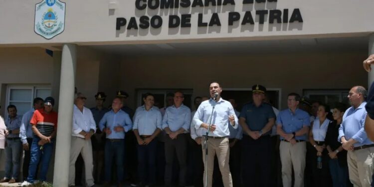 Valdés entregó 10 viviendas e inauguró una nueva Comisaría en Paso de la Patria