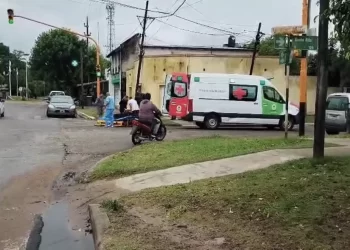 Accidente entre un auto y una moto en la avenida Juan Ramón Vidal y calle Santa Rita