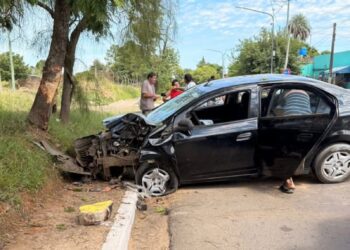 Concordia: se quedó dormido al volante y chocó contra un árbol