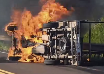 Dos muertos tras volcar y prenderse fuego un camión por Ruta 12: tránsito totalmente cortado