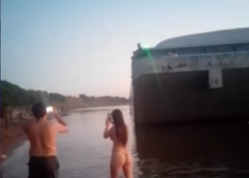 Un convoy de barcazas quedó a la deriva y se acercó a los bañistas
