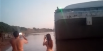 Un convoy de barcazas quedó a la deriva y se acercó a los bañistas